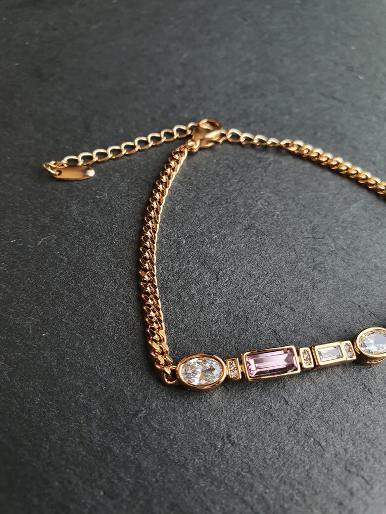 APZELTĪTA ROKASSPRĀDZE