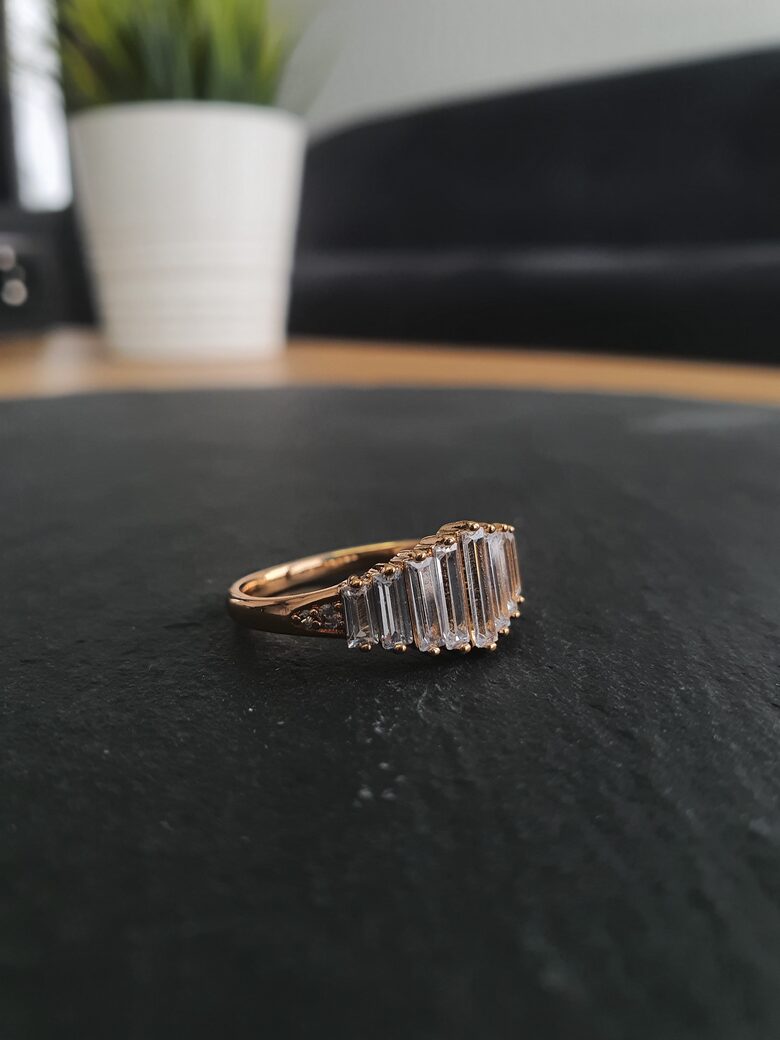 Žiedas su cirkoniais, 8 dydis.