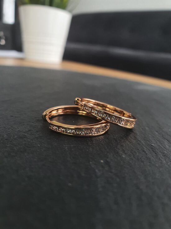 Auskari ar cirkoniem